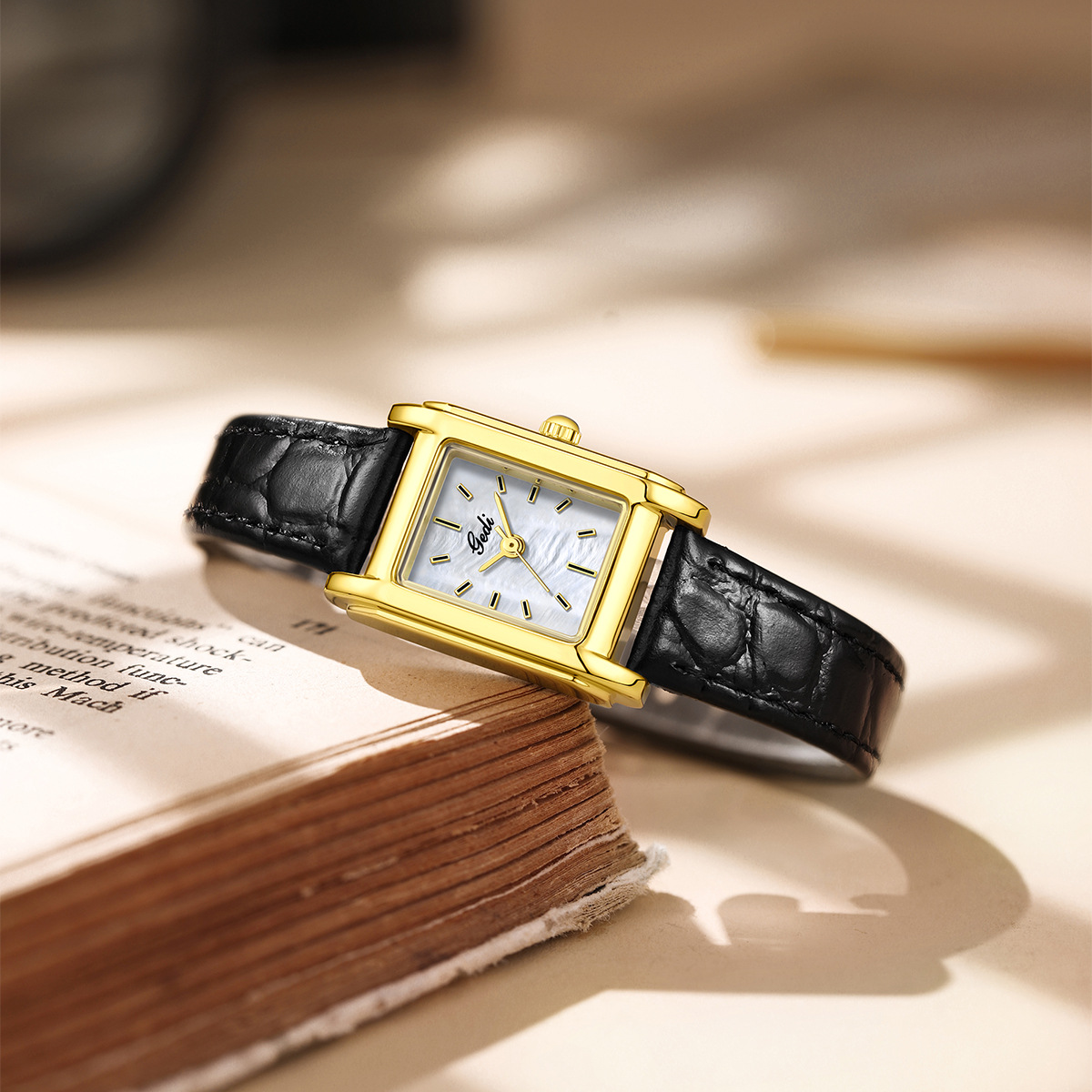 Zegarki damskie w stylu light  – Luxury Watch With Leather Strap recenzja i cena