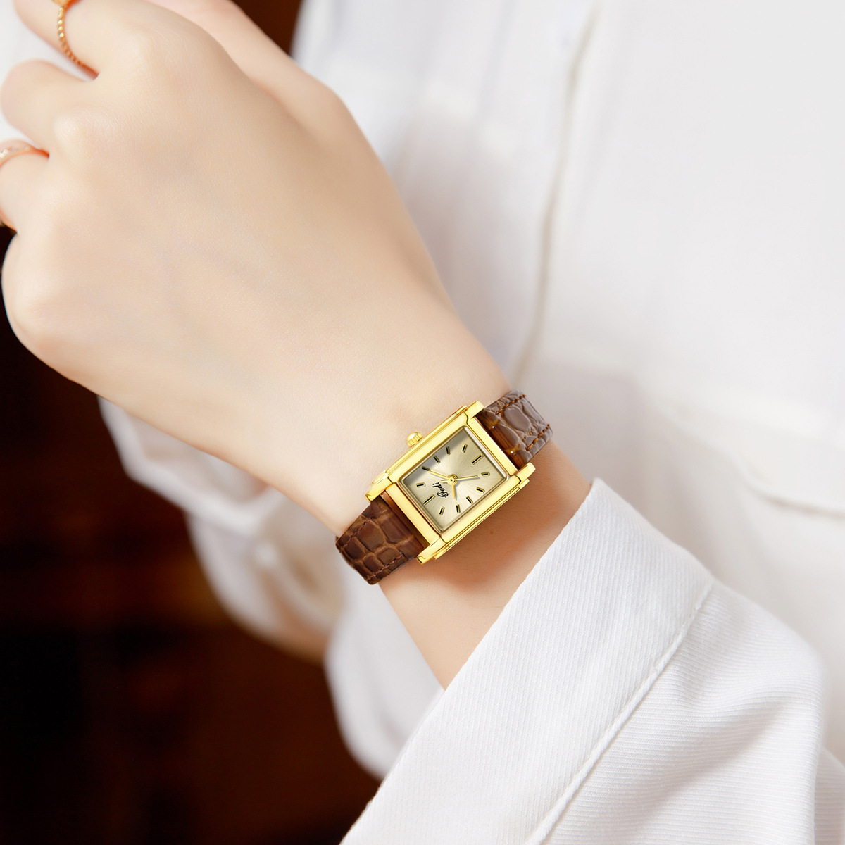 Zegarki damskie w stylu light  – Luxury Watch With Leather Strap recenzja i cena